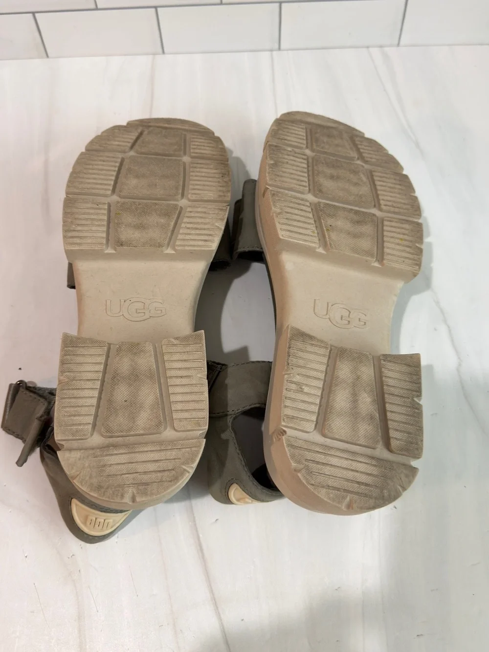 UGG THE ASHTON SANDAL CHUNKY PLATFORM LEATHER Strappy MOSS GREEN SIZE 9